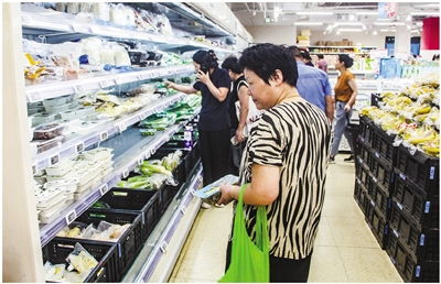 記者探訪 硬折扣超市中的生活實惠——2毛紙巾、3折烤雞與4角礦泉水