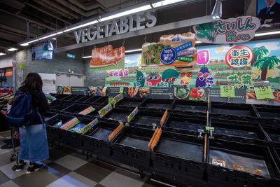 香港收緊防疫措施 聚會限兩戶社交限兩人，新鮮水果零售受關注